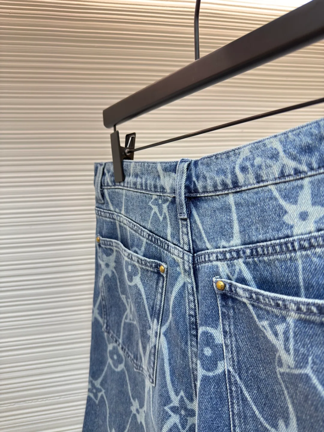 LOUIS VUITTON starry sky presbyopic denim shorts ●Authentic product: purchased and developed for 14600 ●Item number: 1680365-B30 ●Fabrics: cotton denim fabric ●Technology: laser engraving ●Version: fitted version ●Weight: about 440 grams ●Size: 30-31-32-33 ●Description: The fabric is made of 7s*7s twill cotton denim, and the weft yarn is made of compact siro-spun raw cotton yarn. The raw cotton yarn has better strength than the back-spun cotton. It is not easy to produce holes in the later washing water and the raw cotton feels crisp. The Y version is purchased to scan the entire trousers cutting pattern, and the piece of cloth is positioned to cover the pattern, using laser Light engraving process is used to burn out the pattern, the front zipper is restored, the front small pocket is restored, and the back double pocket is restored. The ready-made garments are washed with fried sand, and sea salt and sea sand are added as potassium permanganate additives in the tank. The flower pattern is nostalgic in the later washing process. The mold is made to make a bronze cylindrical I-shaped buckle, and all the bones are round rivets. The overall wiring is straight and delicate, the fabric is comfortable and soft, and the color is consistent without color difference. It can be matched with the same style to create a fashionable look and control various occasions. Customized accessories, complete with three standards, same style for men and women!
